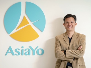 就像在大海裡盲泳 堅持才能找到岸