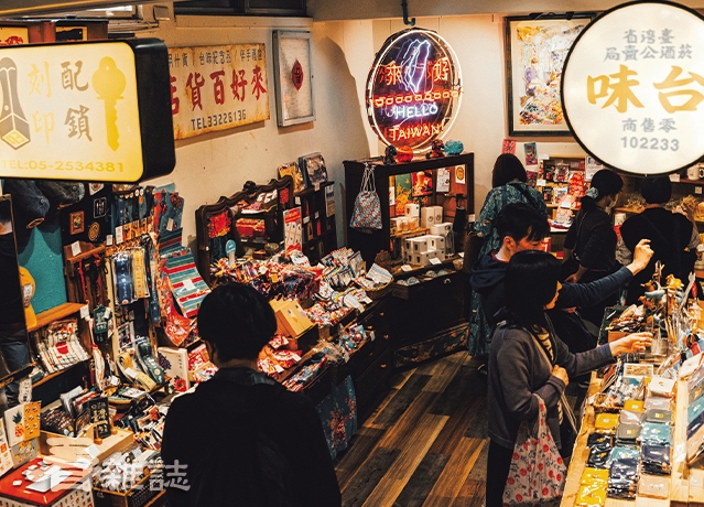 店內滿滿的台灣元素，有些招牌甚至特意做舊來營造時代的氛圍感。看雜誌提供
