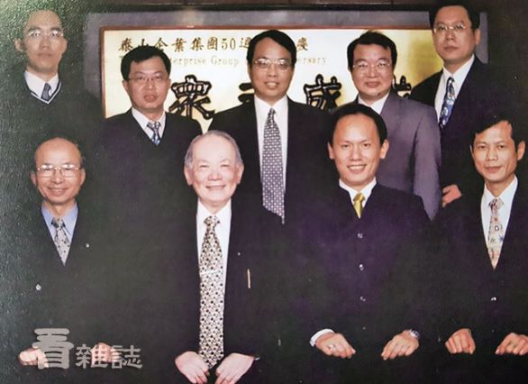 泰山五十週年慶，前排左起張武勇副總、詹仁道總裁、詹岳霖總經理、施泰安副總及幹部。看雜誌提供