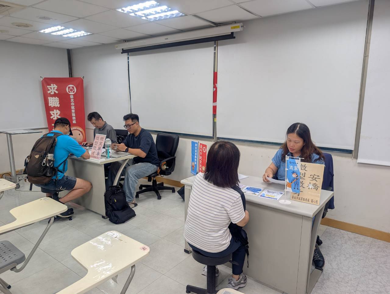 圖示1：北市勞動局就業服務處9月1日至9月4日，共邀集15家知名企業於各就服站舉辦現場徵才活動，提供569個工作機會。