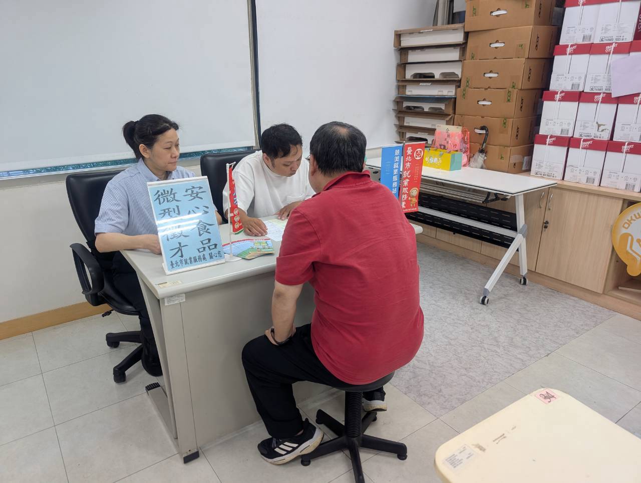 圖示2：北市勞動局就業服務處9月1日至9月4日，共邀集15家知名企業於各就服站舉辦現場徵才活動，提供569個工作機會。