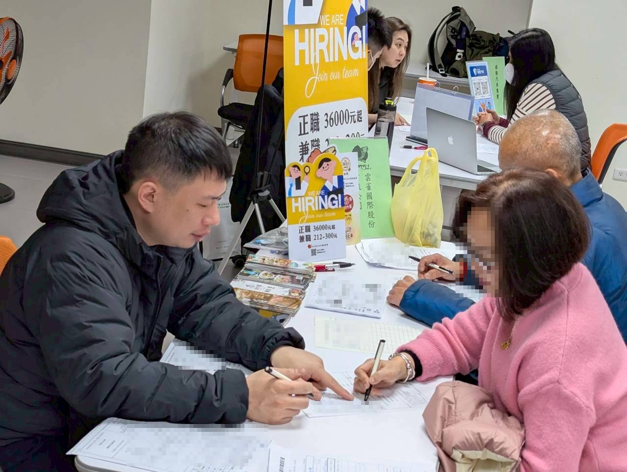 圖示一：北市勞動局就業服務處2月3日及2月5日，共邀集15家知名企業於各就服站舉辦現場徵才活動，提供達514個工作機會。