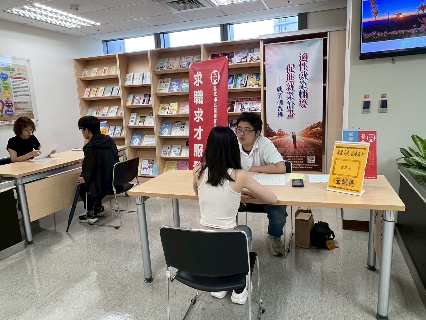 圖示一：北市勞動局就業服務處7月21日至7月23日，共邀集23家知名企業於各就服站舉辦現場徵才活動，提供達853個工作機會。