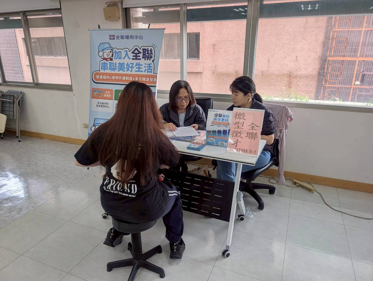 圖示一：北市勞動局就業服務處7月28日至7月30日，共邀集12家知名企業於各就服站舉辦現場徵才活動，提供達442個工作機會。