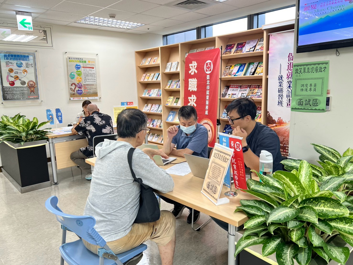 圖示一：北市勞動局就業服務處8月25日至8月28日，共邀集20家知名企業於各就服站舉辦現場徵才活動，提供937個工作機會。