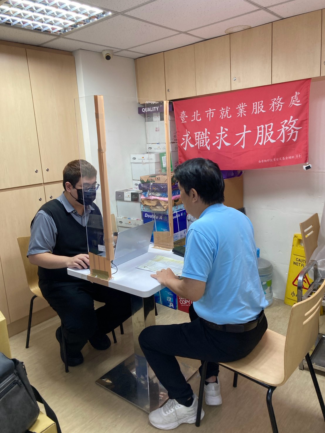 圖示一：臺北市就業服務處9月22日至9月24日，共邀集19家知名企業於各就服站舉辦現場徵才活動，提供776個工作機會。