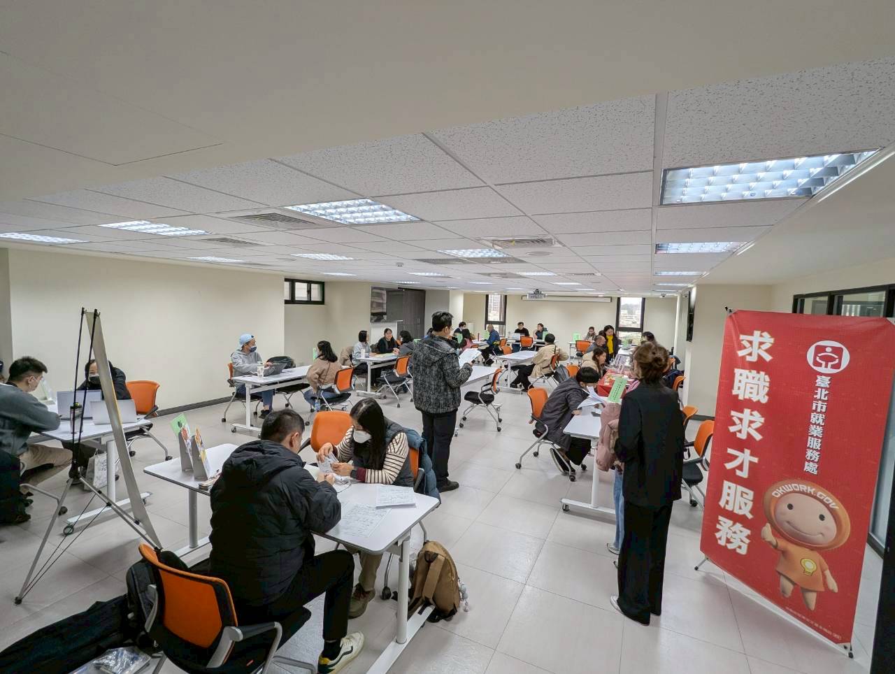 圖示二：北市勞動局就業服務處2月3日及2月5日，共邀集15家知名企業於各就服站舉辦現場徵才活動，提供達514個工作機會。