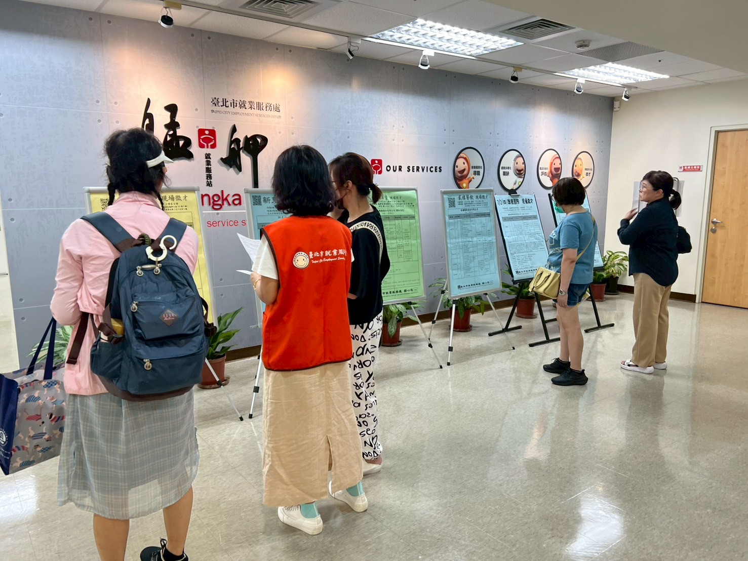 圖示二：北市勞動局就業服務處7月21日至7月23日，共邀集23家知名企業於各就服站舉辦現場徵才活動，提供達853個工作機會。