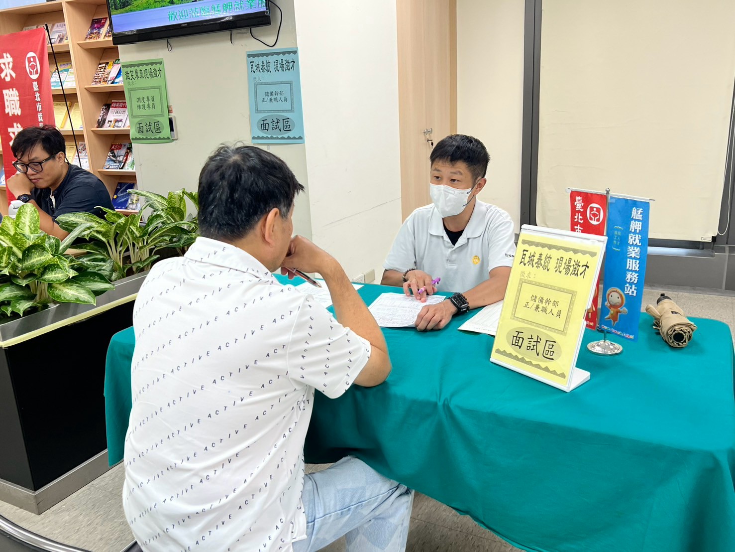 圖示二：北市勞動局就業服務處8月25日至8月28日，共邀集20家知名企業於各就服站舉辦現場徵才活動，提供937個工作機會。