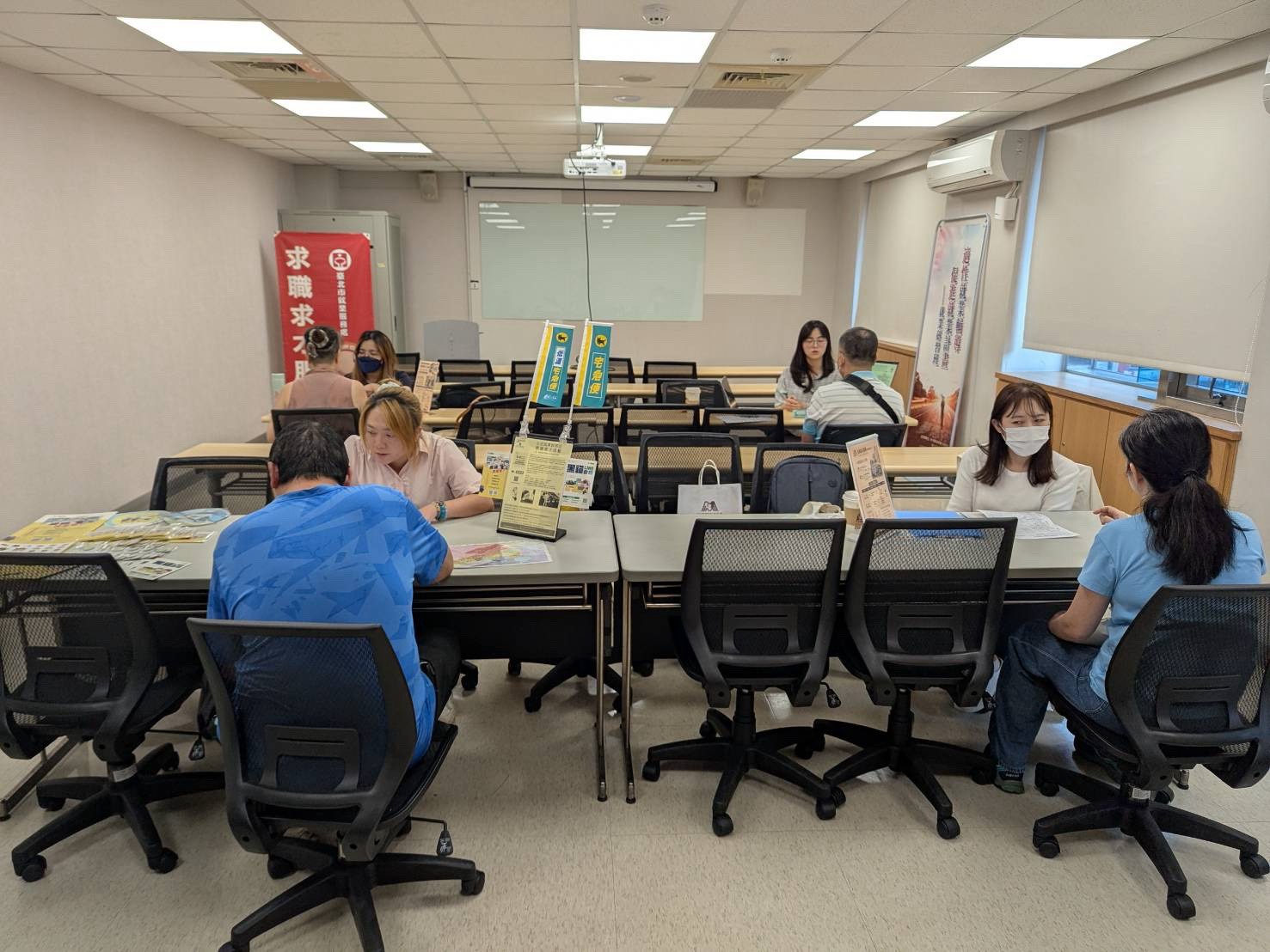 圖示二：臺北市就業服務處9月15日至9月17日，共邀集28家知名企業於各就服站舉辦現場徵才活動，提供1,084個工作機會。