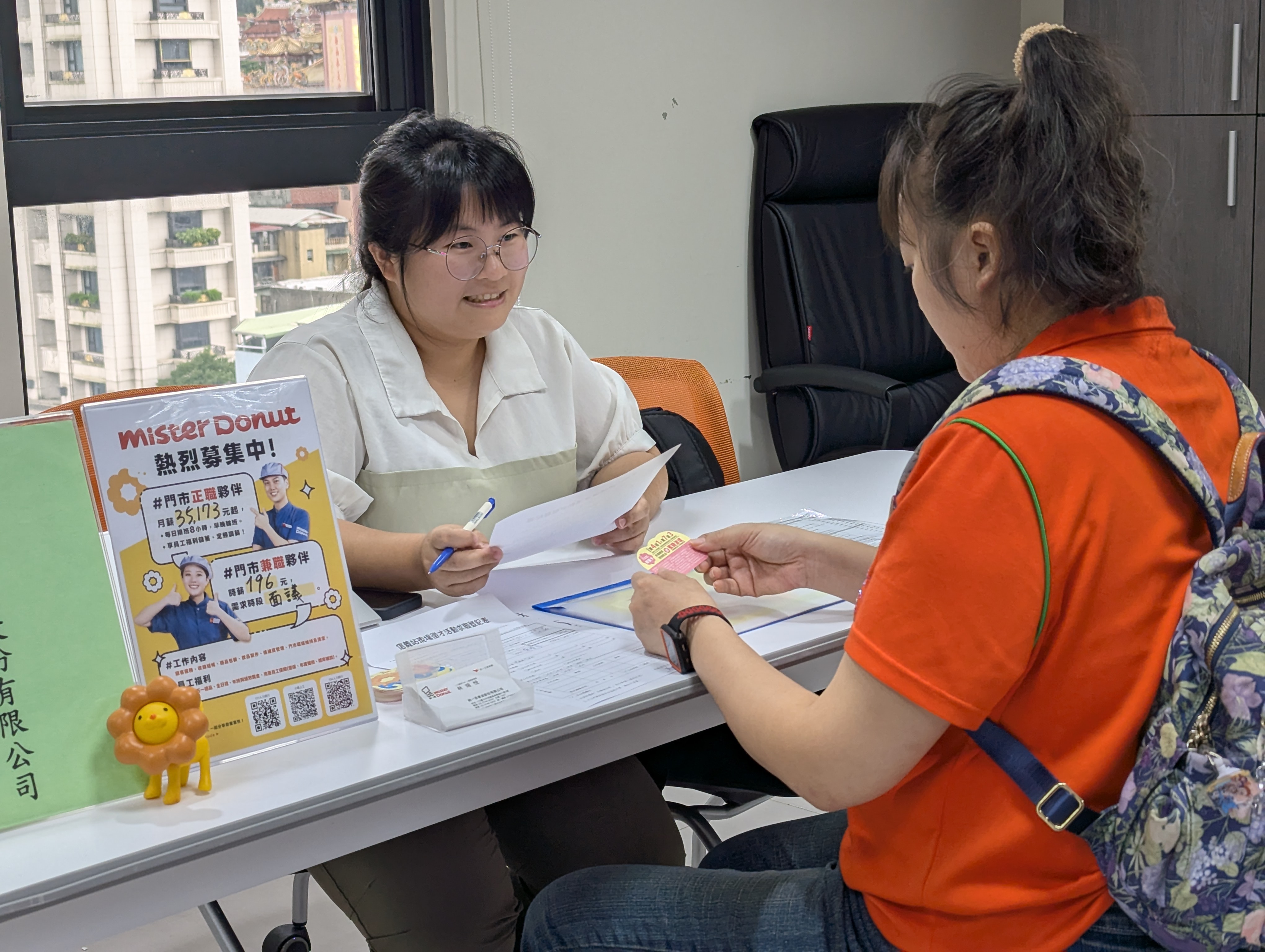 圖示二：臺北市就業服務處9月22日至9月24日，共邀集19家知名企業於各就服站舉辦現場徵才活動，提供776個工作機會。