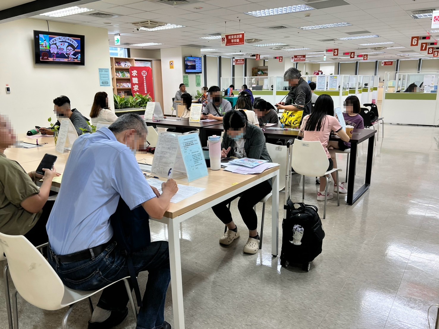 圖示二：臺北市就業服務處9月8日至9月11日，共邀集30家知名企業於各就服站舉辦現場徵才活動，提供1,259個工作機會。